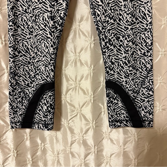 Lululemon Run: Inspire Crop II Leggings Animal Black White - Picture 6 of 14
